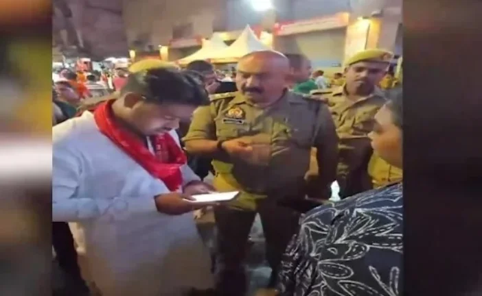 क्राइम: काशी विश्वनाथ मंदिर में 039VIP दर्शन039 के नाम पर...