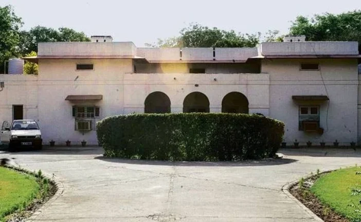 ताजा: केंद्रीय मंत्रियों के बंगलों के रेनोवेशन पर खर्च हु...