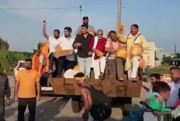 ताजा: कांवड़ियों के स्वागत में चला बुलडोजर लेकिन इस बार ब...