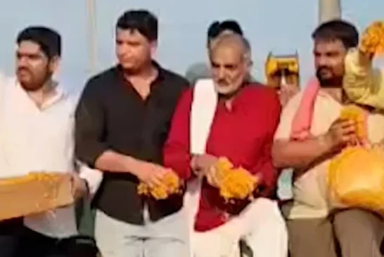 ताजा: कांवड़ियों पर बुलडोज़र से ऐसे बरसे 61 किलो फूल