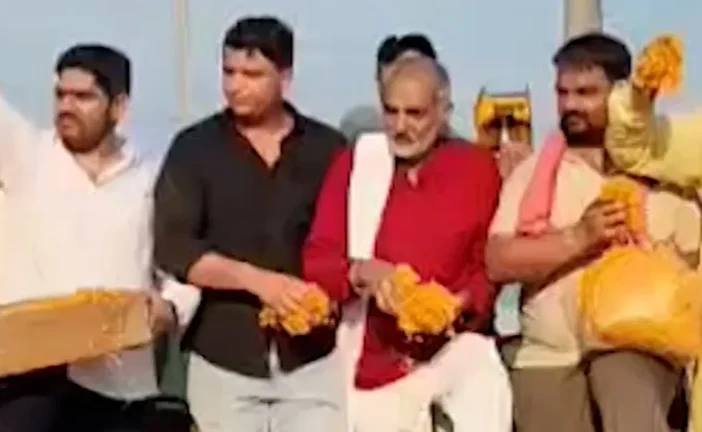 ताजा: कांवड़ियों पर बुलडोज़र से ऐसे बरसे 61 किलो फूल