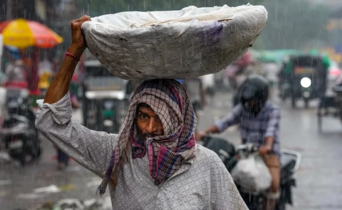 ताजा: दिल्ली में भारी बारिश से कई इलाके जलमग्न 9 से ज्याद...