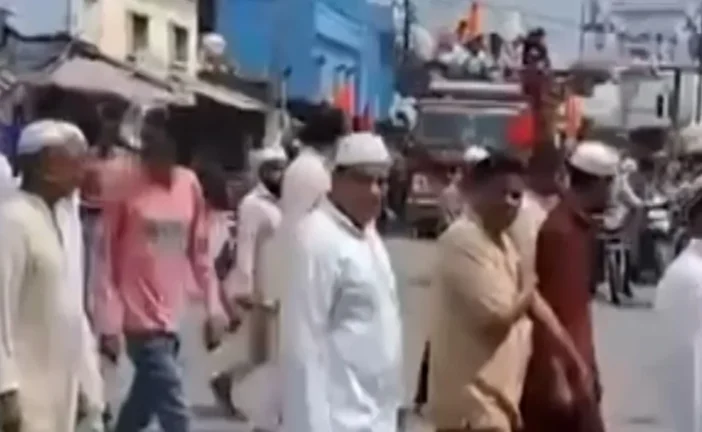 ताजा: धर्म से ऊपर इंसानियत जनाज़े के लिए रुक गए कांवड़िए