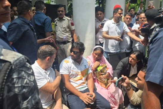ताजा: पैलेट गन पर बहस जमीन पर बैठकर धरना फिर भजन और चरखा ...