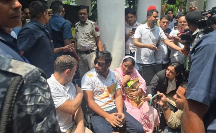 ताजा: पैलेट गन पर बहस जमीन पर बैठकर धरना फिर भजन और चरखा ...