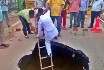 ताजा: बीच सड़क इतना बड़ा गड्ढा सीढ़ी डालकर गहराई नापने उतरे...