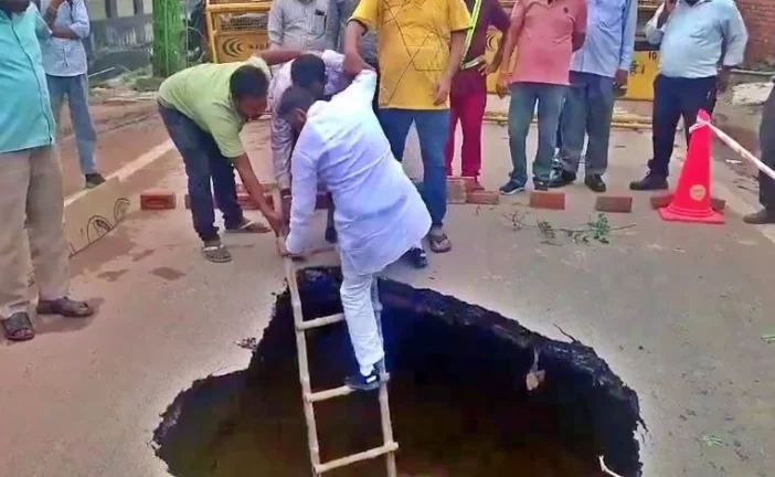 ताजा: बीच सड़क इतना बड़ा गड्ढा सीढ़ी डालकर गहराई नापने उतरे...