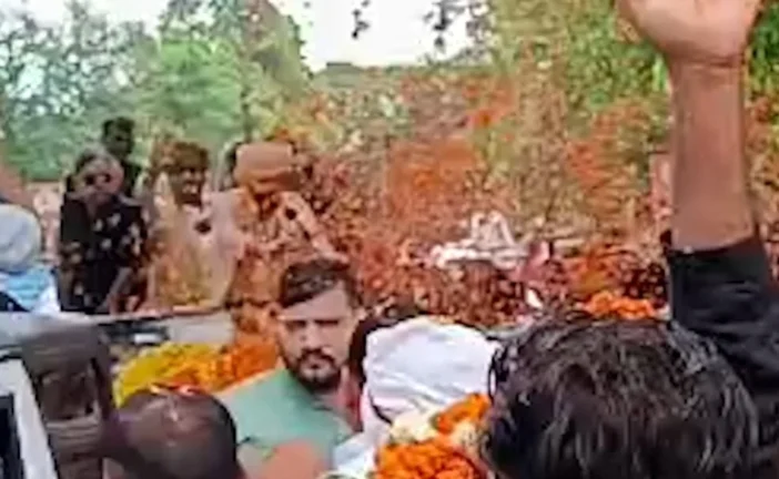 ताजा: बृजभूषण शरण सिंह की घर वापसी पर शक्ति प्रदर्शन