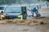 ताजा: बारिश में 8KM के 400 रुपये दे रही थी महिला फिर भी ब...