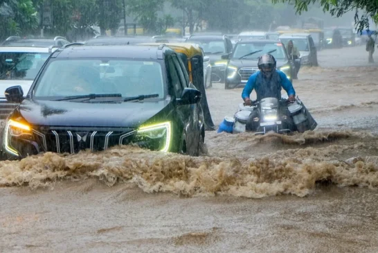 ताजा: बारिश में 8KM के 400 रुपये दे रही थी महिला फिर भी ब...