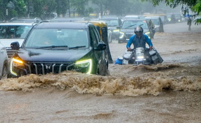 ताजा: बारिश में 8KM के 400 रुपये दे रही थी महिला फिर भी ब...