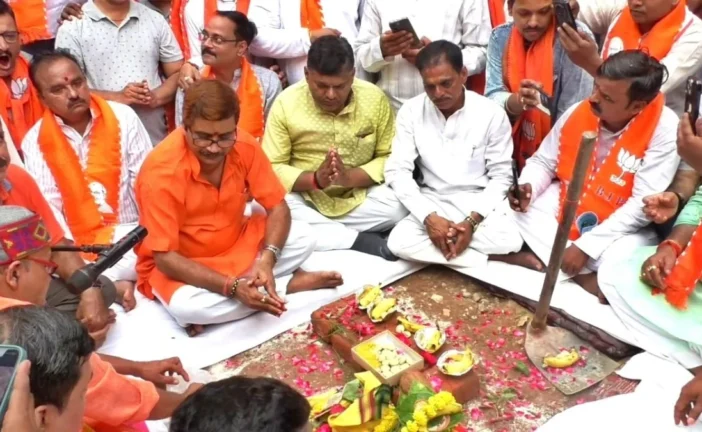 ताजा: मंत्रोच्चार से गूंजी दालमंडी वाराणसी के मुस्लिम बहु...
