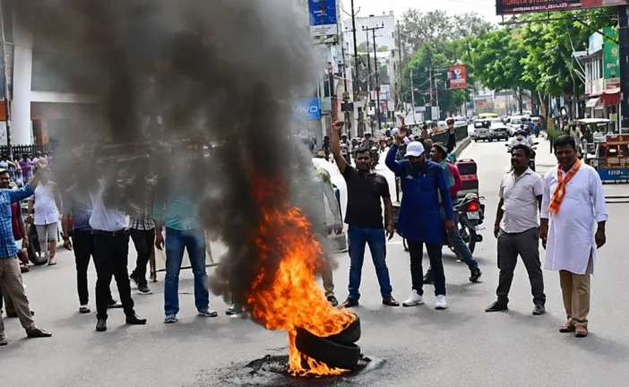 परीक्षा: कहीं रोड ब्लॉक कहीं लाठीचार्ज छात्रों के अगले कद...
