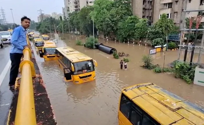 परीक्षा: भारी बारिश से जलमग्न हुआ गुरुग्राम स्कूलोंदफ्तरो...