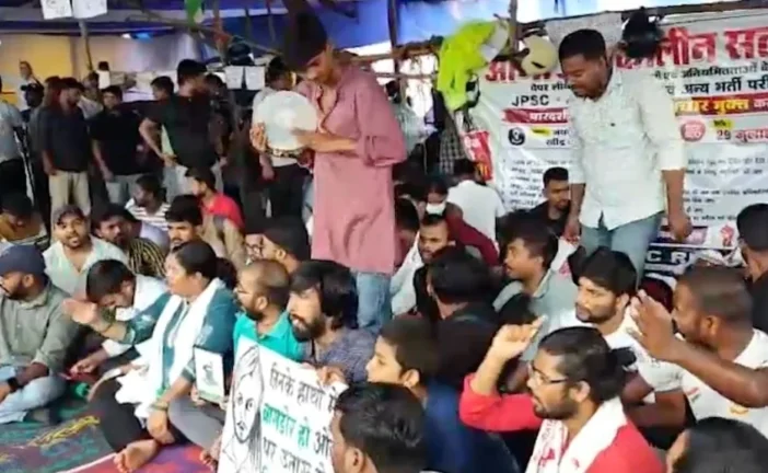 परीक्षा: रांची में प्रोटेस्ट के दौरान एक और छात्र बेहोश अ...