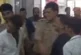 पुलिस: मेडिकल कॉलेज में लड़के को पीटता दिखा पुलिसकर्मी