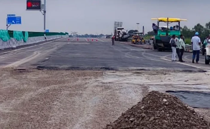 बड़ी खबर: LucknowKanpur Expressway पर पंखे से सड़क सुखाने...