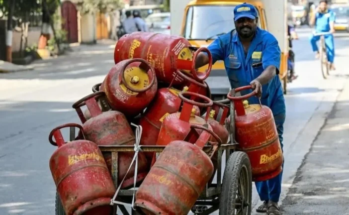 बड़ी खबर: अब ये क्या LPG सिलेंडर पर टैक्स वसूलेगी सरकार ब...