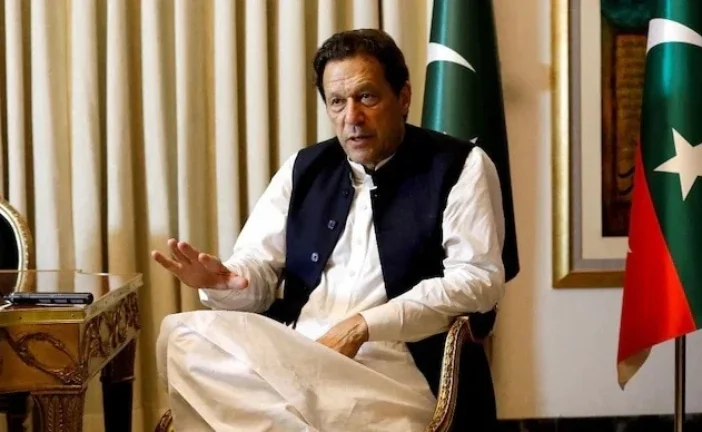 बड़ी खबर: इमरान के सपोर्ट में कपिल देवगावस्कर PAK पीएम को...