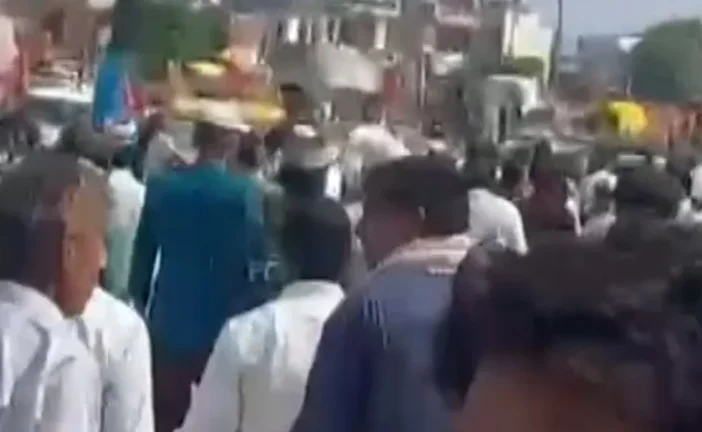 बड़ी खबर: कांवड़ियों के बीच ऐसे जनाज़े के लिए बनाई मानव श...