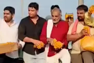 बड़ी खबर: कांवड़ियों पर बुलडोज़र से ऐसे बरसे 61 किलो फूल