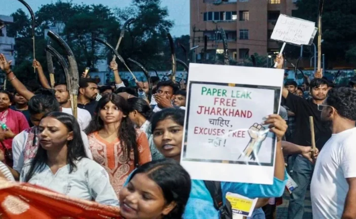 बड़ी खबर: छोटे लेवल पर शुरू हुआ छात्र प्रोटेस्ट लेकिन हिल...