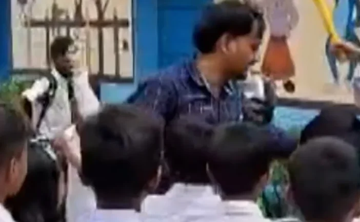 बड़ी खबर: टीचर का हुआ ट्रांसफर विदाई में छलके स्टूडेंट्स ...
