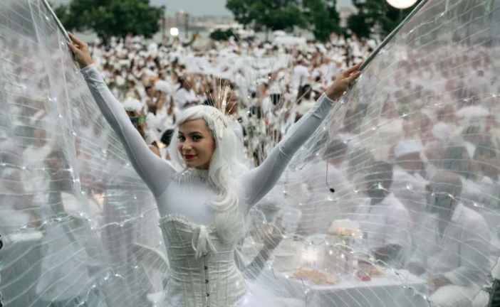 बड़ी खबर: टॉपलेस लड़कियां अय्याशी White Parties में क्या ...