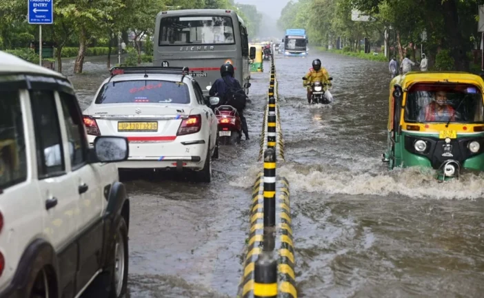बड़ी खबर: दिल्ली में पानी भरने पर पहली बार किसी बड़े अफसर...