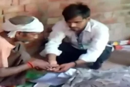 बड़ी खबर: पिता की मौत के बाद सादे कागज पर अंगूठा VIDEO वायरल