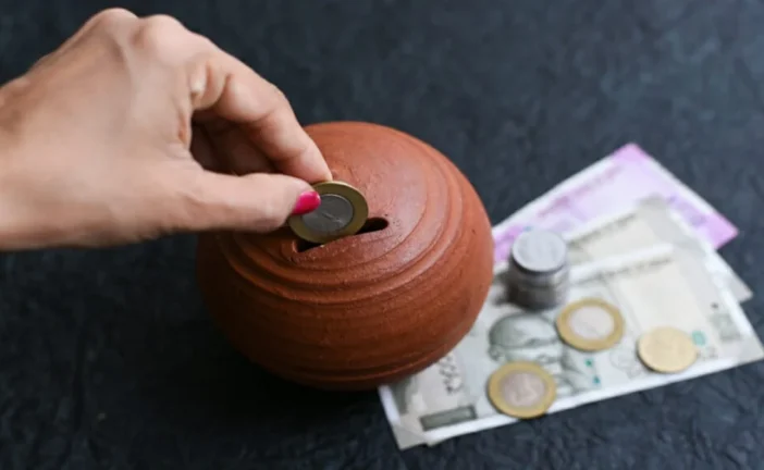 बड़ी खबर: पहली सैलरी से ही डालें बचत की आदत जानें SIP FD ...