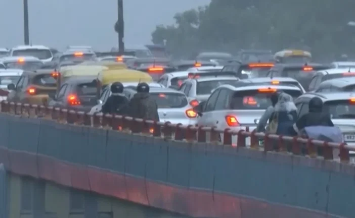 बड़ी खबर: बारिश से थमी Delhi की रफ्तार IMD ने जारी किया र...