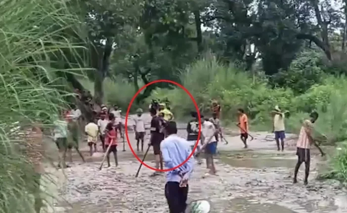 बड़ी खबर: बिहार नदी में फंसा ट्रैक्टर प्रसव पीड़ा में तड़...