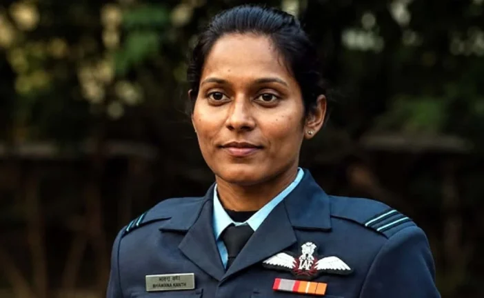 बड़ी खबर: भावना कंठ पहली महिला फाइटर पायलट बनीं फाइटर कॉम...