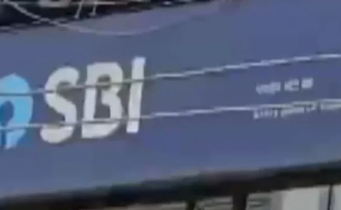 बड़ी खबर: लॉकर चार्ज कटता रहा अंदर के गहने गायब SBI पर हु...