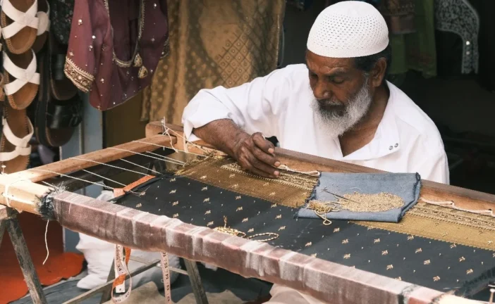 बड़ी खबर: वाराणसी की साड़ी से कन्नौज के इत्र तक GI टैग मे...