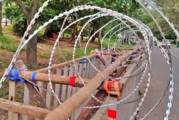 सियासी: बैरिकेडिंग के ऊपर कंटीले तार छात्र न पहुंच पाएं व...