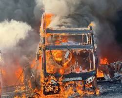 Massive fire  यमुना एक्सप्रेसवे पर दर्दनाक हादसा