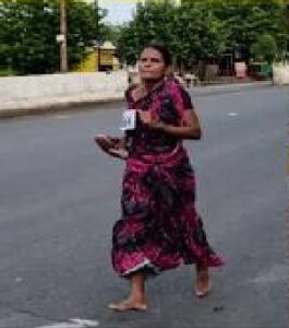 असली 'मदर इंडिया', अपनी बेटियों के लिए दौड़ीं