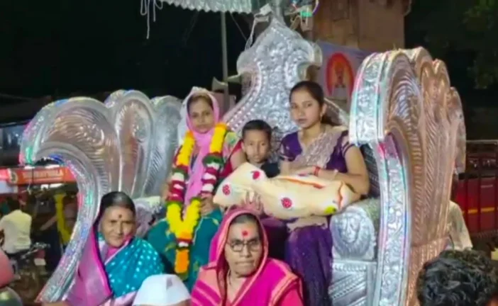 अहम: 4 पीढ़ियों के बाद पैदा हुई बेटी परिवार ने शोभायात्रा...