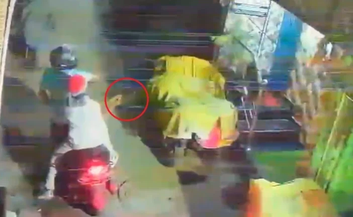 अहम: दिल्ली के नंद नगरी में घर पर फायरिंग वारदात CCTV में...