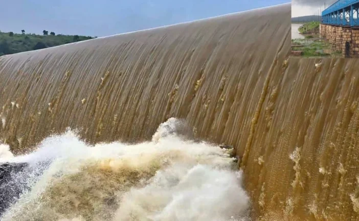 अहम: यूपी के चंदौली में नदियां और डैम ओवरफ्लो बाढ़ का खतर...