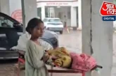 ताजा: झांसी में इंसानियत हुई शर्मसार पैसे बिना पार्किंग म...