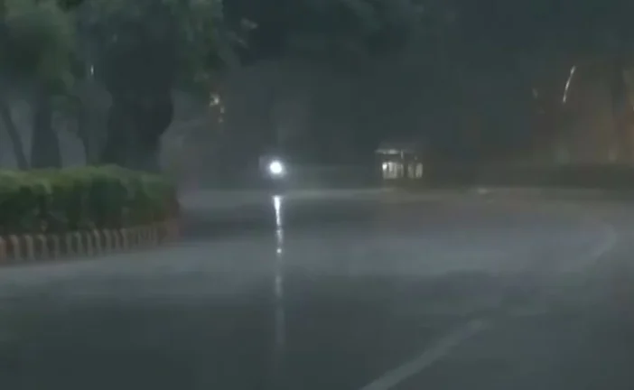 ताजा: दिल्ली में बदला मौसम का मिजाज IMD ने जारी की चेतावनी