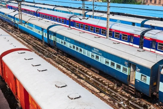 Railway update: 4 ट्रेन कैंसिल 13 डायवर्ट अचानक ट्रैक के नीचे स...