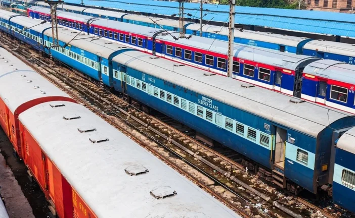Railway update: 4 ट्रेन कैंसिल 13 डायवर्ट अचानक ट्रैक के नीचे स...
