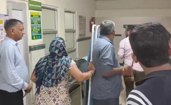 बड़ी खबर: स्ट्रेचर पर बेटी की लाश थी पर्दा हटा देखते ही द...