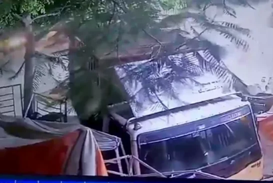 बड़ी खबर: सोसाइटी गेट से टकराया बेकाबू ट्रक CCTV में कैद ...