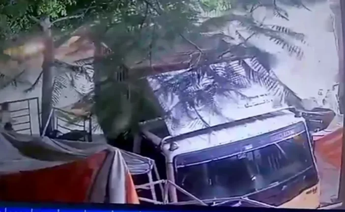 बड़ी खबर: सोसाइटी गेट से टकराया बेकाबू ट्रक CCTV में कैद ...