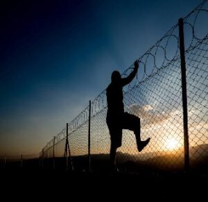 prisoners escape  मिर्गी दौरे का नाटक कर 17 कैदी फरार